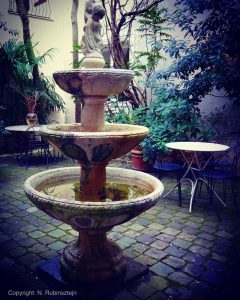 Picture of Hotel 't Sandt in Antwerp. Fountain in the middle of the garden which is also used as a café.